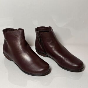 Walking Cradles Ezra Leather Ankle Booties Size: 7WW